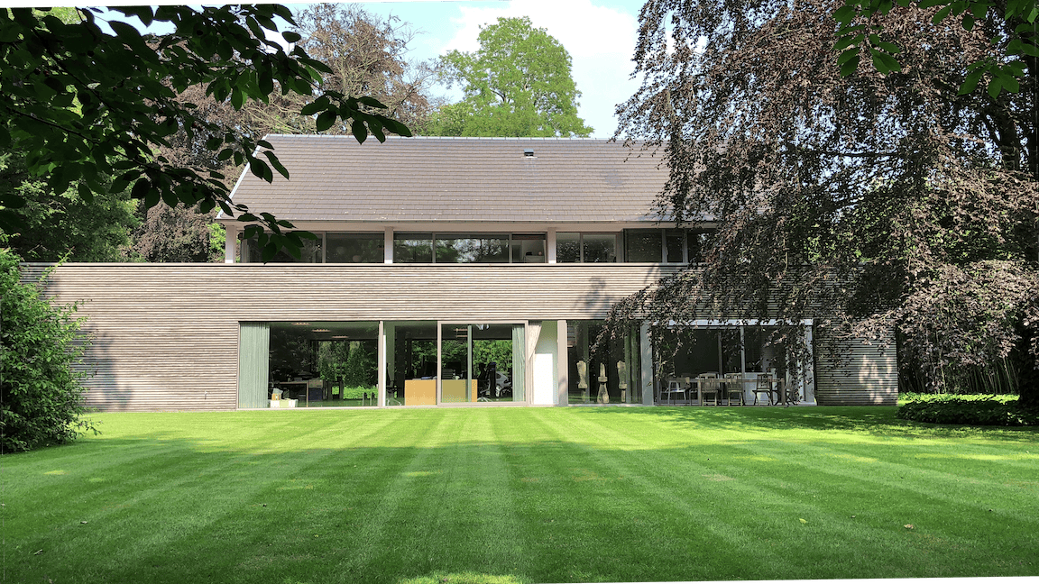 Vooraanzicht van het kantoor en de tuin van B.A.T. Services